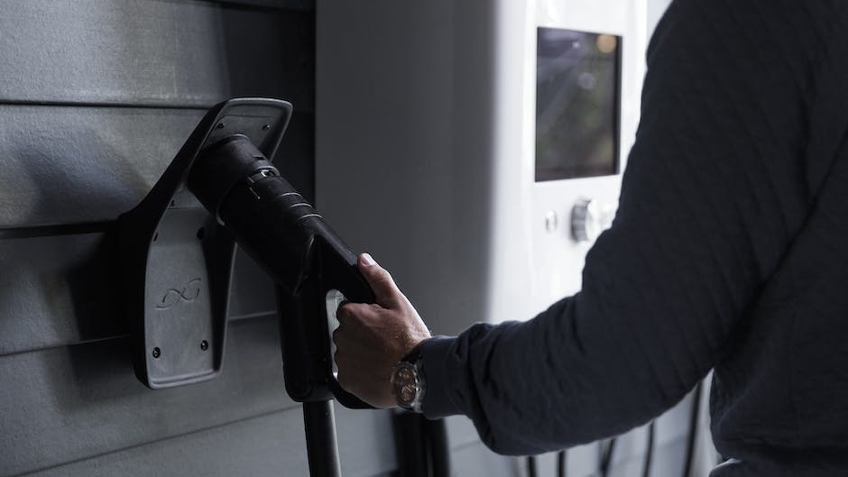 Alt-Attribute: Photovoltaikanlage zum Laden von Elektroautos Alt-Attribute: Photovoltaikanlage zum Laden von Elektroautos